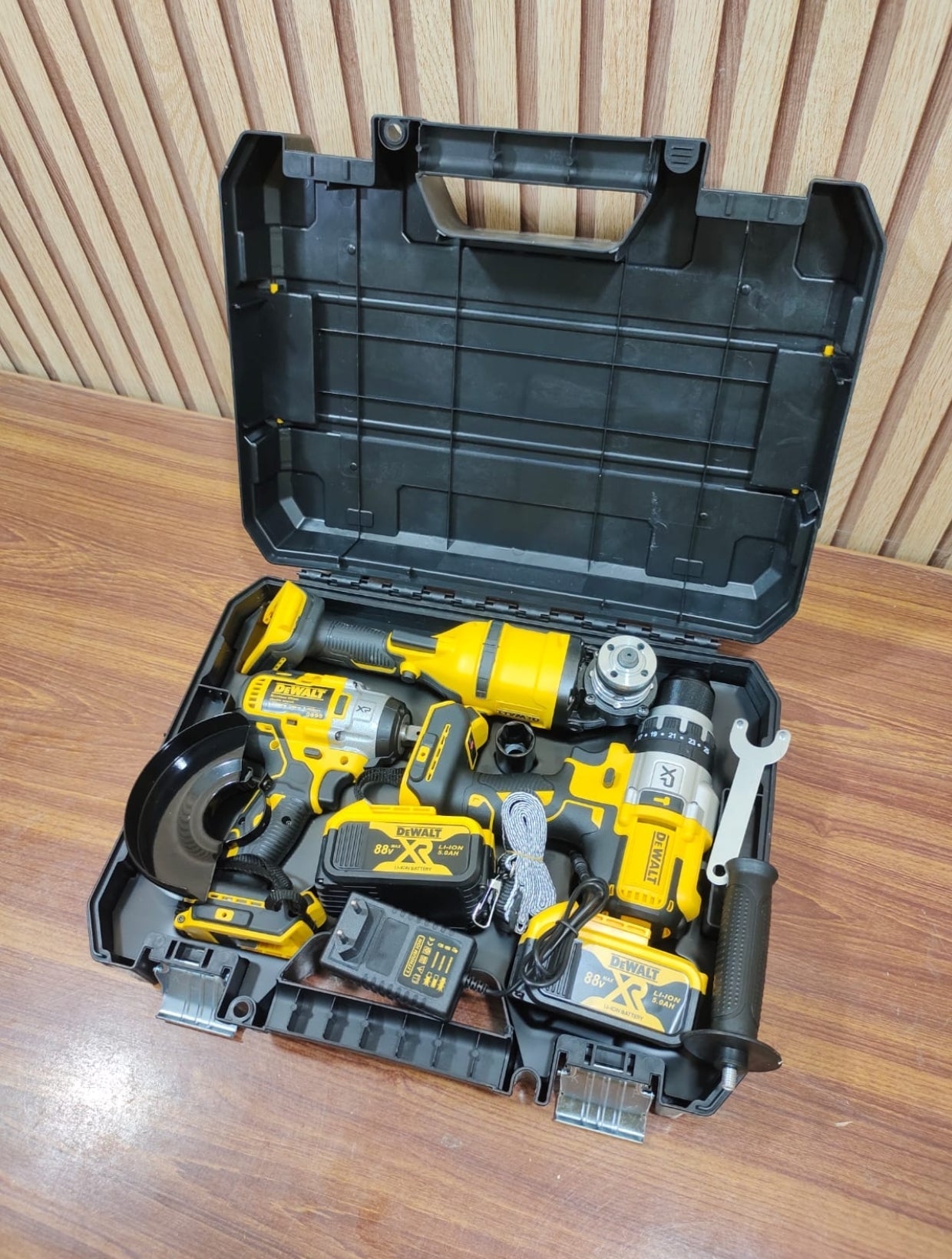 Original Dewalt 4 in 1 drill machine set